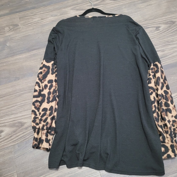 Leopard Print Sleeve Black Top Size 2X - Picture 2 of 4